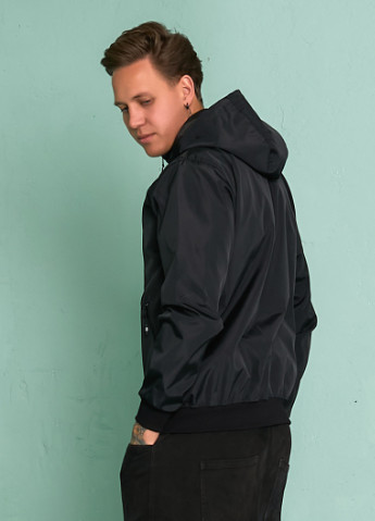 Чорна демісезонна куртка вітровка з плащової тканини з підкладкою Tailer