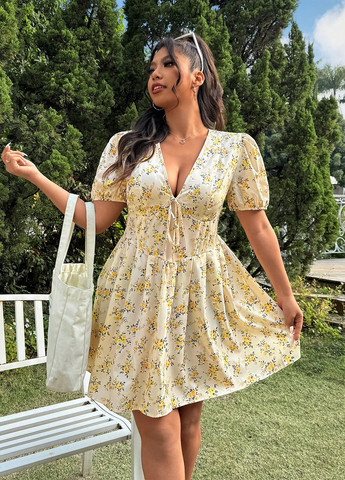 Желтое кэжуал платье клеш SHEIN с цветочным принтом