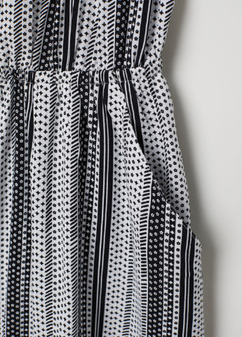 Комбинезон H&M комбинезон-шорты геометрический чёрно-белого кэжуал