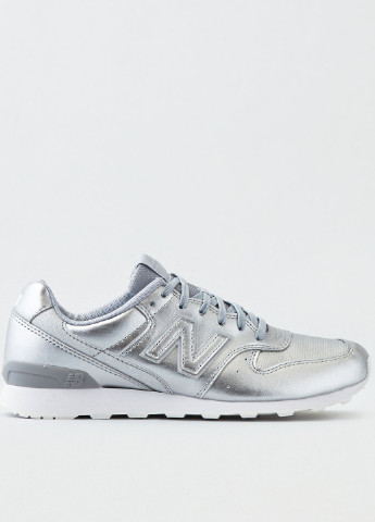 Срібні осінні кросівки New Balance 696.0