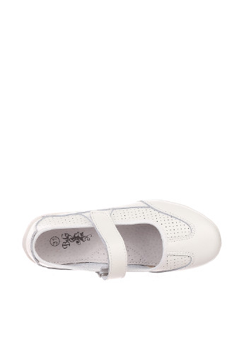 Белые туфли на низком каблуке B&G Fashion