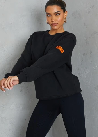 Чорний світшот PrettyLittleThing однотонний нашивки (254600578)