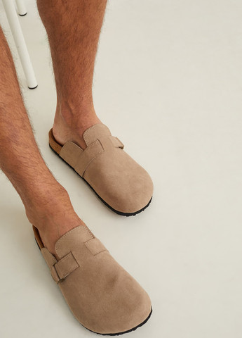 Бежевые тапочки C&A