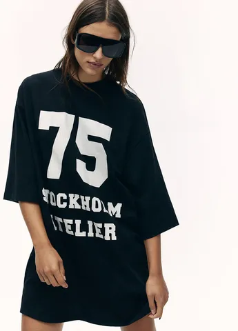 Черное кэжуал платье платье-футболка H&M с надписью