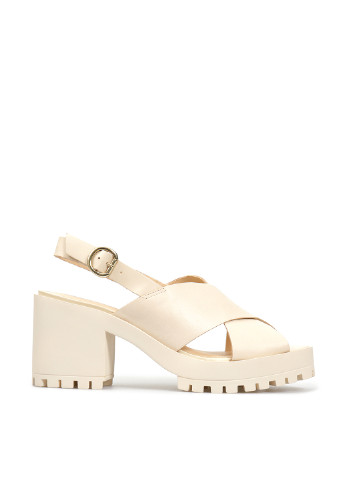 Айвори босоножки Arezzo с ремешком на тракторной подошве