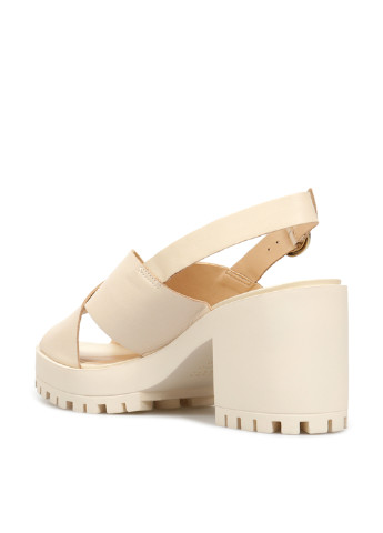 Айвори босоножки Arezzo с ремешком на тракторной подошве