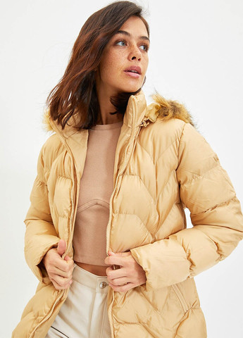 Бежевая зимняя куртка Trendyol