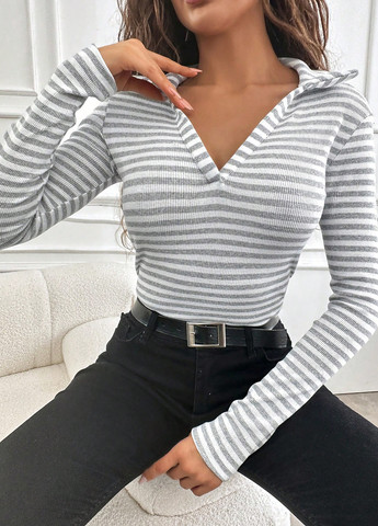 Светло-серая женская футболка-поло SHEIN в полоску