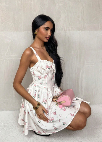 Молочное кэжуал платье силуэтная, с юбкой-солнце SHEIN с цветочным принтом