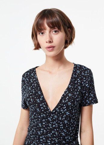 Черное кэжуал платье на запах Jennyfer с цветочным принтом