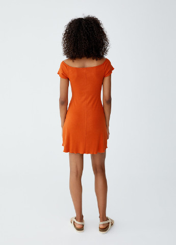 Оранжевое кэжуал платье с открытыми плечами Pull & Bear однотонное