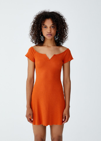 Оранжевое кэжуал платье с открытыми плечами Pull & Bear однотонное