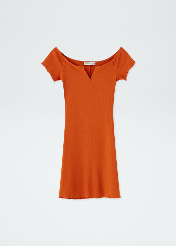 Оранжевое кэжуал платье с открытыми плечами Pull & Bear однотонное