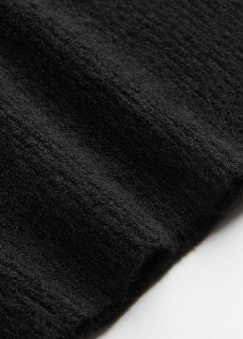 Черное кэжуал платье с открытыми плечами H&M однотонное