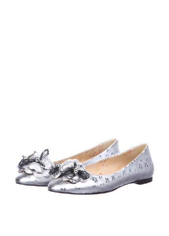 Серебристые женские кэжуал туфли с брошкой на низком каблуке - фото