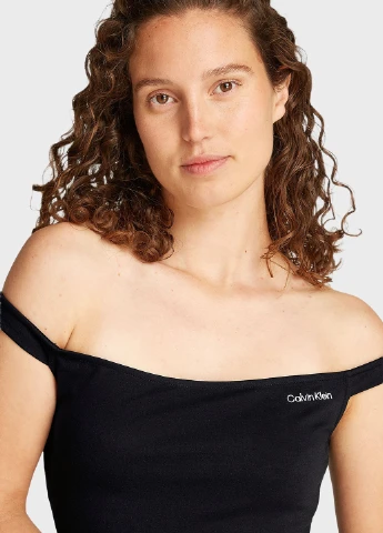 Чорна коктейльна, кежуал сукня з відкритими плечима Calvin Klein Jeans однотонна