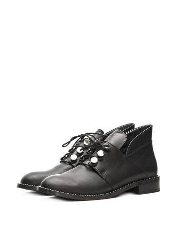 Черные женские ботинки со шнурками с металлическими вставками