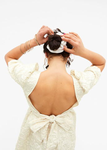 Молочна кежуал сукня з відкритою спиною Monki однотонна