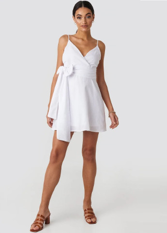 Белое платье NA-KD