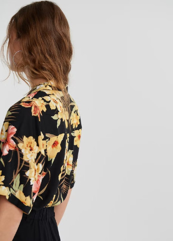Черная кэжуал рубашка с цветами Gina Tricot