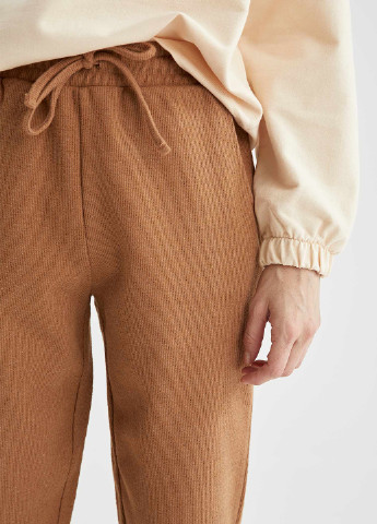 Светло-коричневые кэжуал демисезонные джоггеры брюки DeFacto