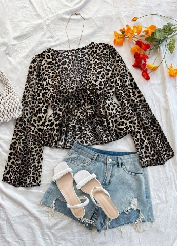 Коричнева блуза з баскою SHEIN