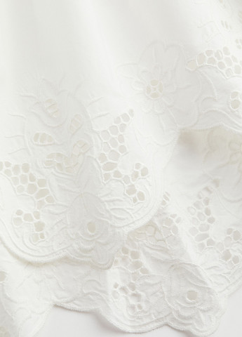 Белое кэжуал платье клеш, с открытыми плечами H&M однотонное