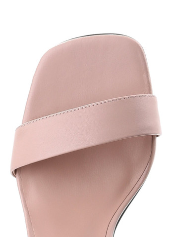 Светло-розовые босоножки Le'BERDES с ремешком