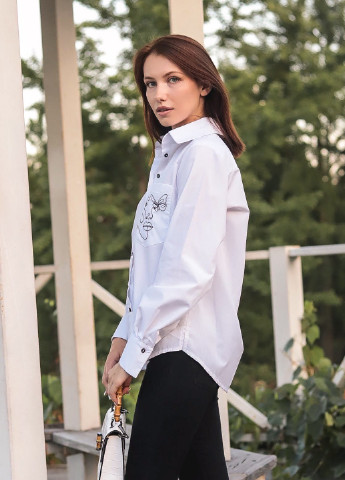 Белая демисезонная классическая рубашка с вышивкой на кармане INNOE Блуза с вышивкой