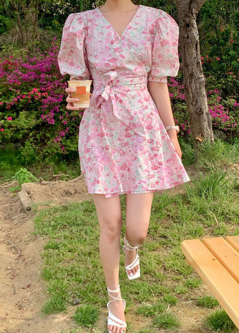 Світло-рожева кежуал сукня на запах SHEIN з квітковим принтом