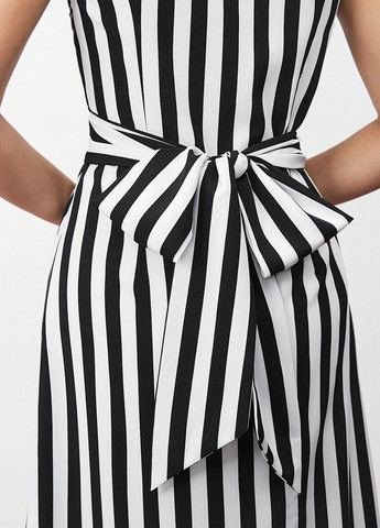 Чорно-білий кежуал, ділова сукня футляр SHEIN в смужку