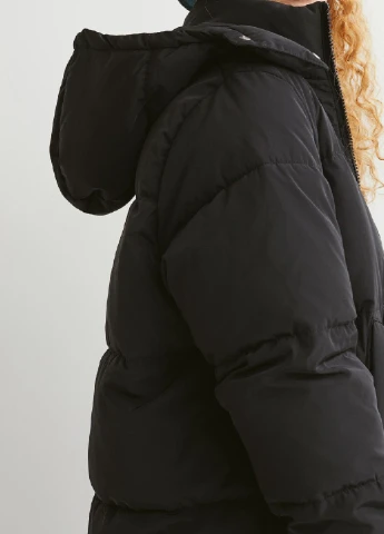 Черная зимняя куртка H&M