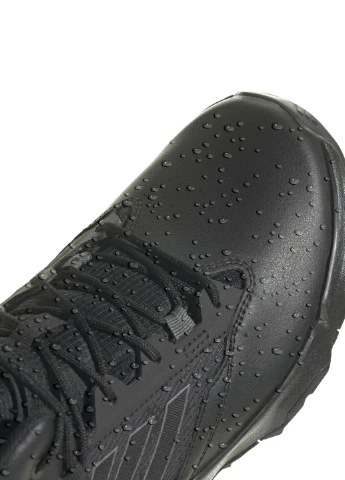 Черные зимние ботинки adidas