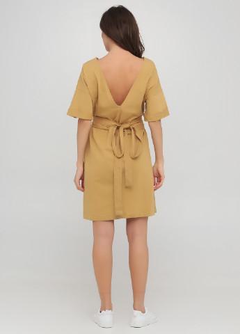Песочное кэжуал платье с открытой спиной Zara однотонное