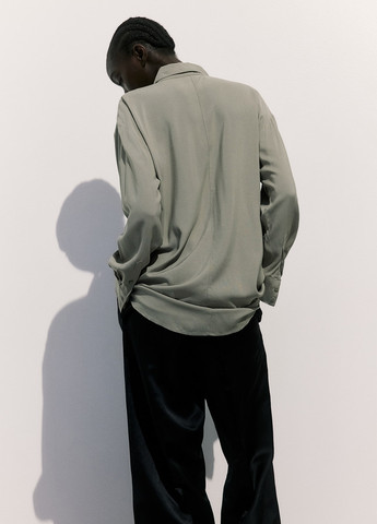 Оливковая кэжуал рубашка однотонная H&M