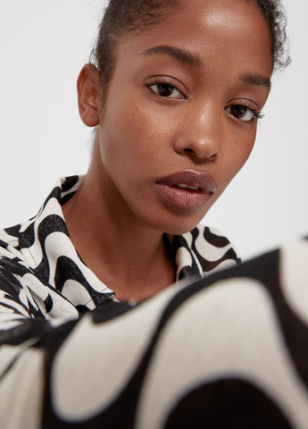 Чёрно-белую блуза Stradivarius