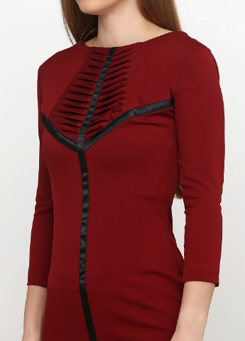 Бордовое деловое платье футляр Ageless с геометрическим узором