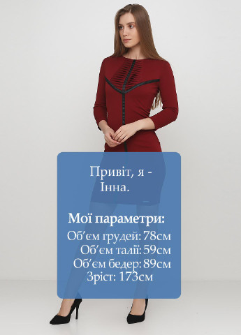Бордовое деловое платье футляр Ageless с геометрическим узором