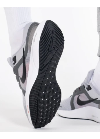 Сірі кросівки air zoom vomero 16 демісезон Nike
