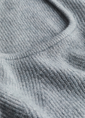 Серо-голубой зимний свитер H&M