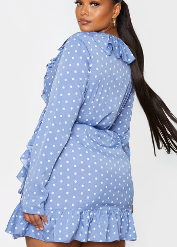 Голубое кэжуал платье на запах PrettyLittleThing в горошек