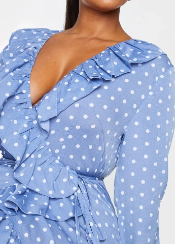 Голубое кэжуал платье на запах PrettyLittleThing в горошек