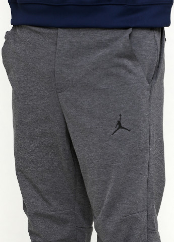 Серые спортивные демисезонные джоггеры брюки Jordan
