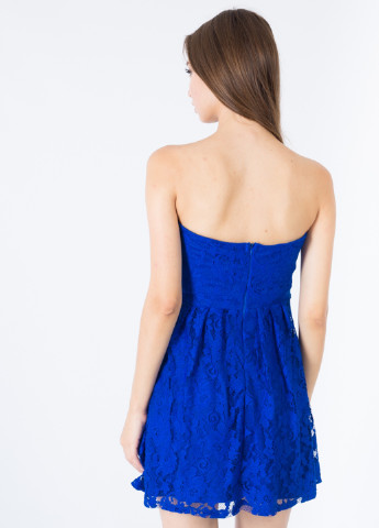 Синее коктейльное платье клеш, с открытыми плечами, бандо NLY Blush однотонное