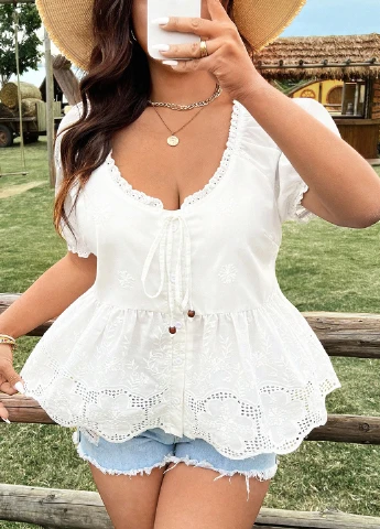Біла блуза з баскою SHEIN