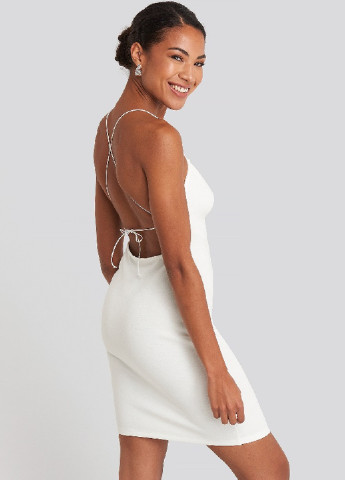 Білий коктейльна сукня з відкритою спиною, футляр NA-KD однотонна