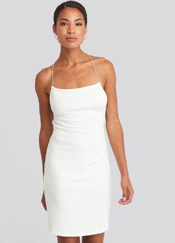 Белое коктейльное платье с открытой спиной, футляр NA-KD однотонное