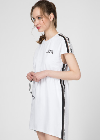 Белое кэжуал платье платье-футболка Preppy с надписью