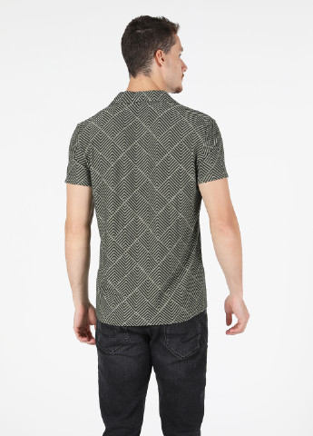 Оливковая (хаки) футболка-поло для мужчин Colin's с абстрактным узором