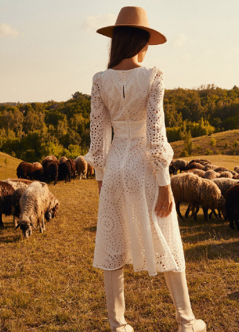 Молочное повседневный приталенное молочное платье из прошвы Gepur однотонное